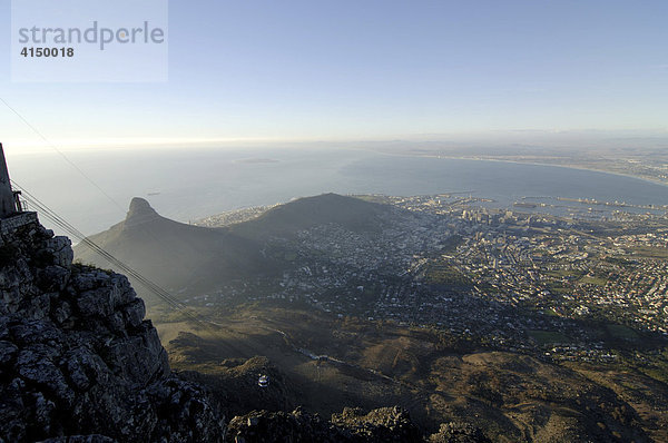 Blick vom Tafelberg über Kapstadt  Südafrika