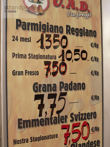Preisschild für Käse auf einem Markt  Itlalien