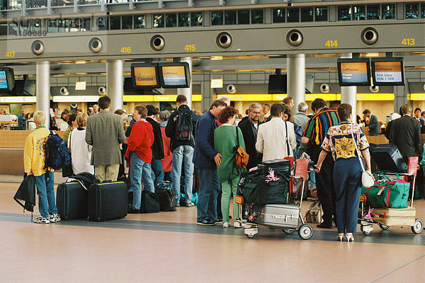 Touristen am Abfertigungsschalter im Flughafen