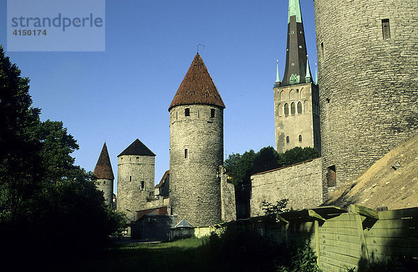 Stadtmauer  Platz der Türme  Kirche St. Olai  Tallinn  Estland