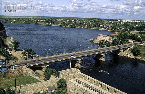 Blick von der Hermannsfestung in Narva  Estland  nach Iwangorod  Russland