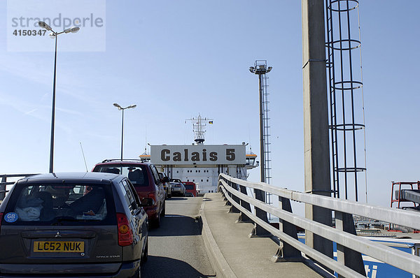Autos fahren auf die Fähre nach Dover in Calais Frankreich