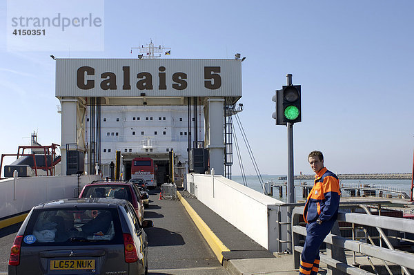 Autos fahren auf die Fähre nach Dover in Calais Frankreich