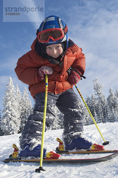 Kleiner Junge sechs Jahre alt auf Skiern Winkelmoosalm Oberbayern Deutschland Salzburger Land Österreich