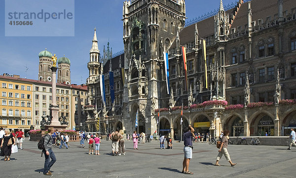 Marienplatz mit dem Neuen Rathaus und Blick auf die Türme der Frauenkirche davor die Mariensäule München Oberbayern