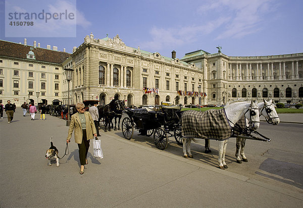 Neue Hofburg mit Pferdekutschen  Heldenplatz  Wien  Österreich