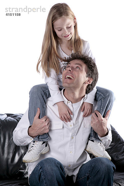 Vater trägt Tochter auf der Schulter