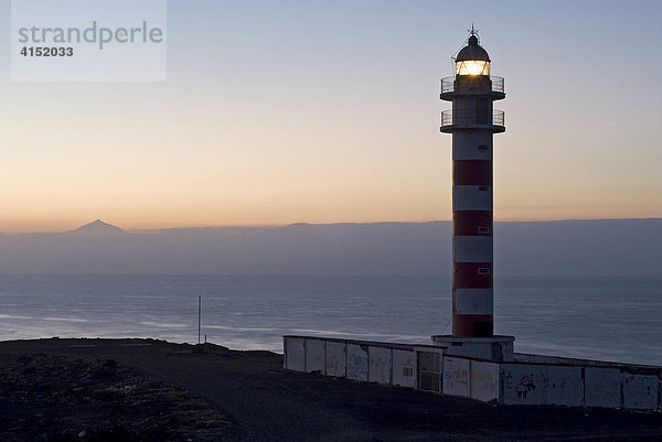 Faro de Punta Sardina Leuchtturm mit Blick auf Teide von Teneriffa  Galdar  Gran Canaria  Spanien