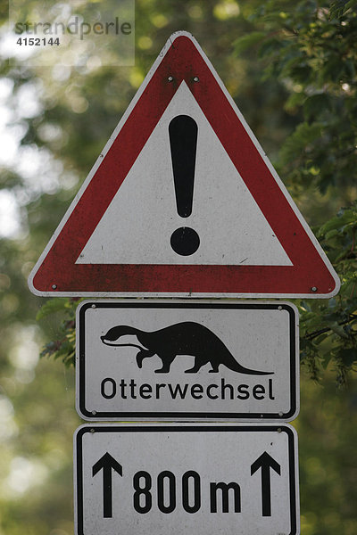 Ein Warnschild in einem Naturschutzgebiet an der Ostsee  Fischland  Mecklenburg-Vorpommern  Deutschland