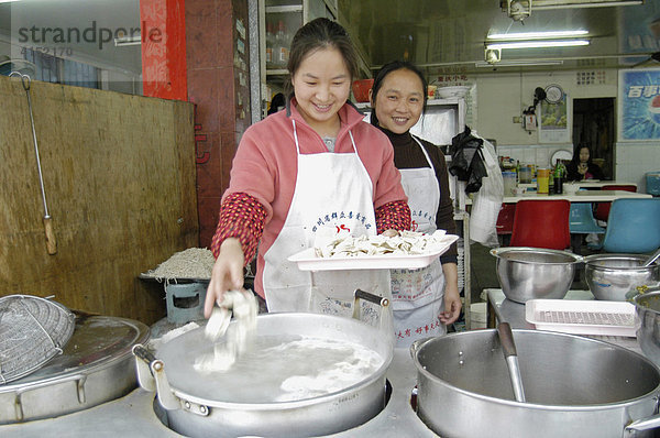 Freundliche Köchinnen in einer Nudelküche  China