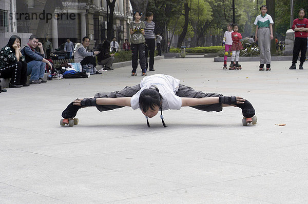 Mädchen trainieren Rollschulauf  Ghuangzhou  China