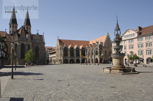 Altstadtmarkt mit Matinikirche und Altstadtrathaus  Braunschweig  Niedersachsen  Deutschland