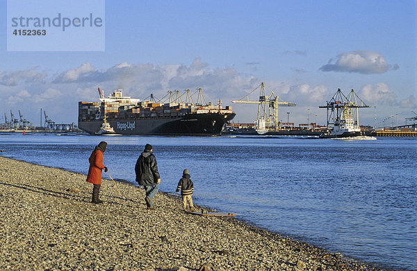 Grosses Containerschiff fährt auf der Elbe bei Hamburg