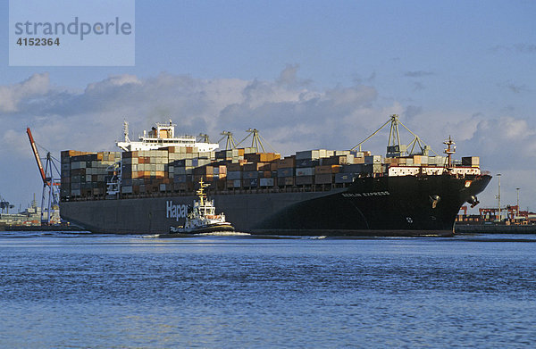 Grosses Containerschiff fährt auf der Elbe bei Hamburg