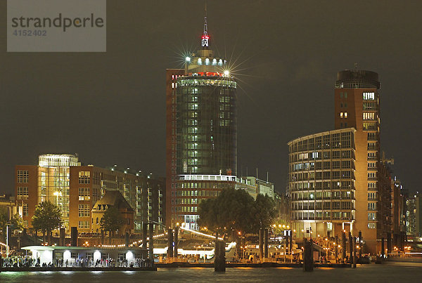 Gebäude des Hanseatic Trade Centers HTC in der Hamburger Hafencity bei Nacht