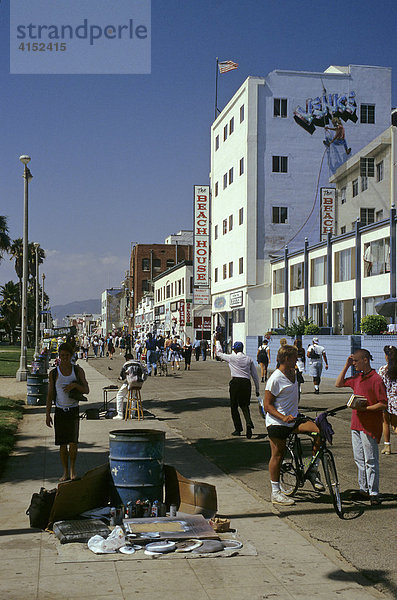Passanten auf der Promenade am Venice Beach  Kalifornien  USA