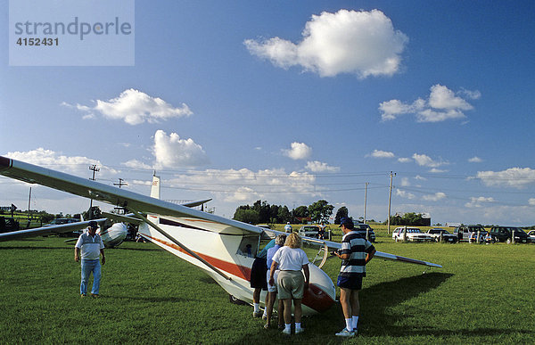 Startvorbereitung für ein Segelflugzeug an einem Segelflugplatz nahe Toronto  Kanada