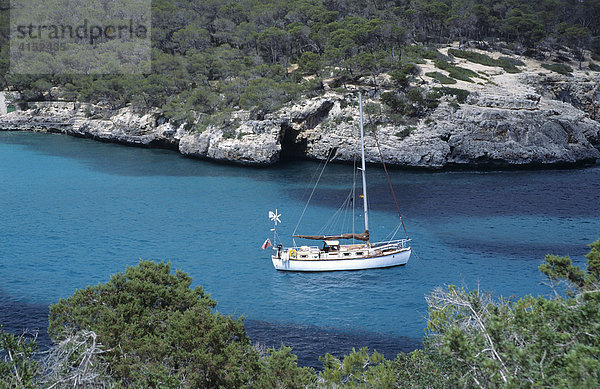 Segeljacht ankert in einer Felsenbucht auf Mallorca  Spanien