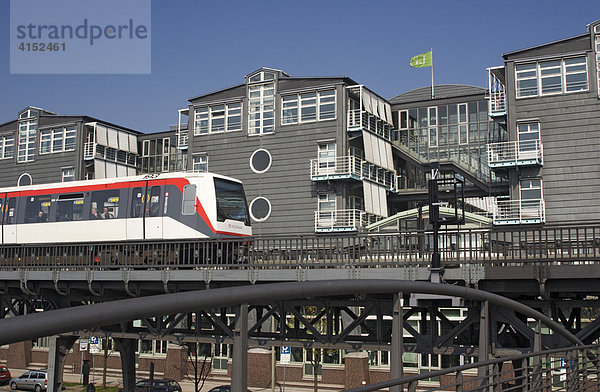 Ein U-Bahn Zug fährt vor dem Verlagsgebäude von Gruner und Jahr am Hamburger Hafen vorbei