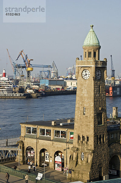Turm der St Pauli Landungsbrücken vor dem Hamburger Hafen