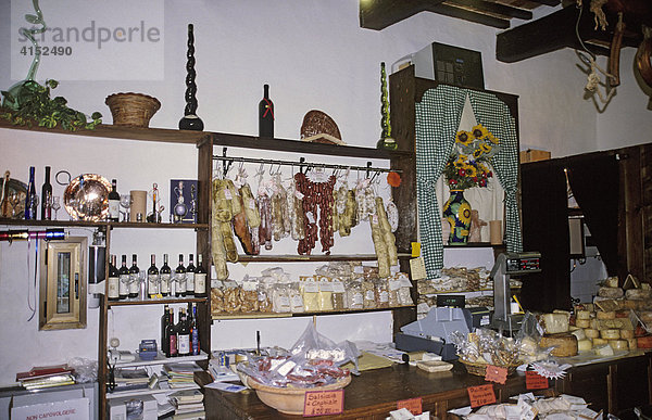 Kleiner Lebensmittelladen mit typischen Produkten aus der Region in Pienza Toskana Italien