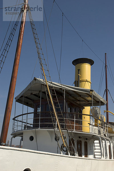 Das Museumsdampfschiff Schaarhörn liegt im Hamburger Hafen