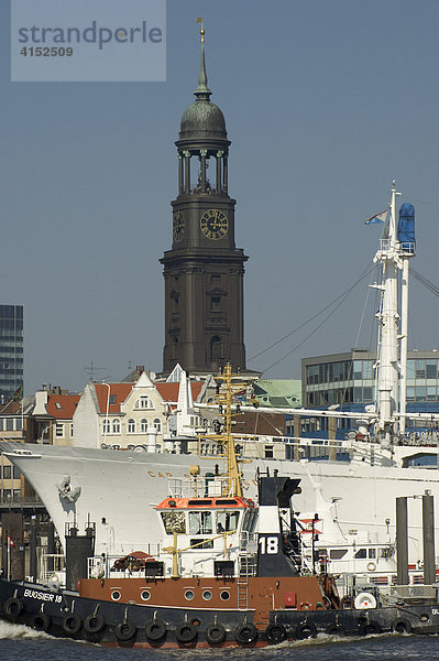 Der Turm der Sankt Michaeliskirche überragt den Schiffsverkehr im Hamburger Hafen