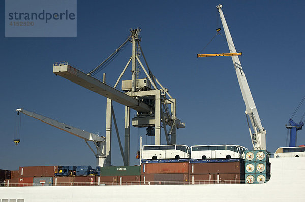 Ein grosses Containerschiff wird im Hamburger Hafen beladen