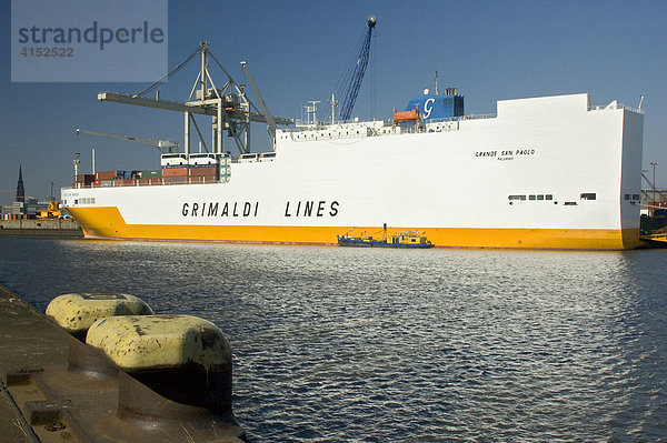 Ein grosses Containerschiff wird im Hamburger Hafen beladen