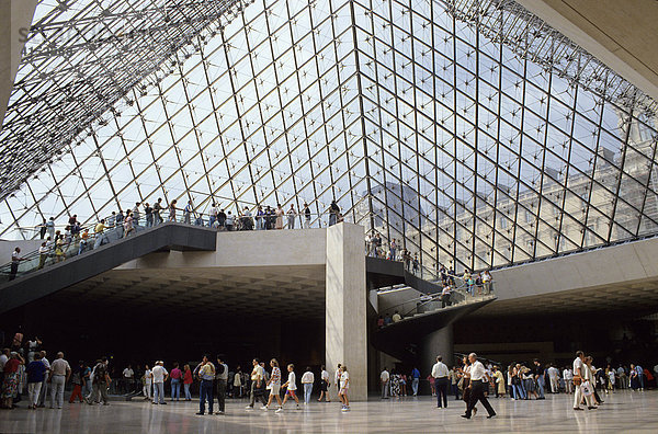 Gläserne Pyramide am Eingang des Louvre  Paris  Frankreich