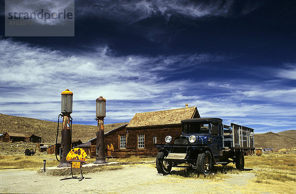 Historische Tankstelle mit altem Lastkraftwagen  Bodie ghost Town  Kalifornien  USA