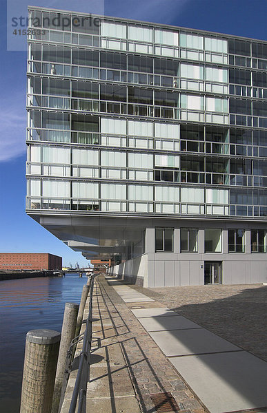 Modernes Bürogebäude am Sandtorhafen in der Hamburger Speicherstadt