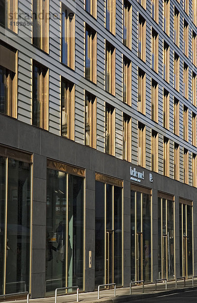 Modernes Gebäude mit Läden und Büros am Neuen Wall in Hamburg