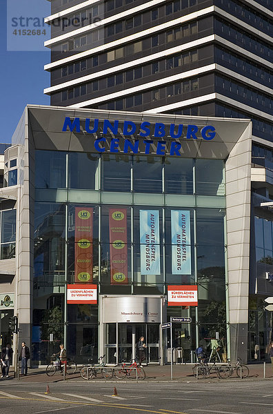 Eingang des Mundsburg Centers in Hamburg