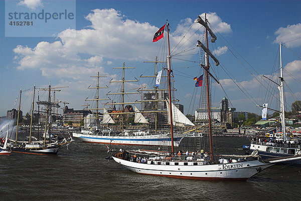 Historische Segelschiffe im Hamburger Hafen während des 817. Hafengeburtstags 2006  Hamburg  Deutschland