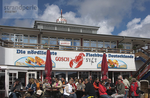 Urlauber vor dem Fischrestaurant Gosch in List auf Sylt  Schleswig Holstein  Deutschland