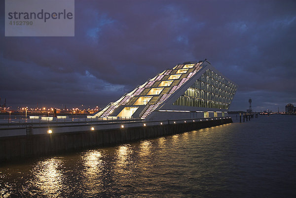 Modernes Bürogebäude Dockland an der Elbe im Hamburger Fischereihafen bei Nacht  Hamburg  Deutschland