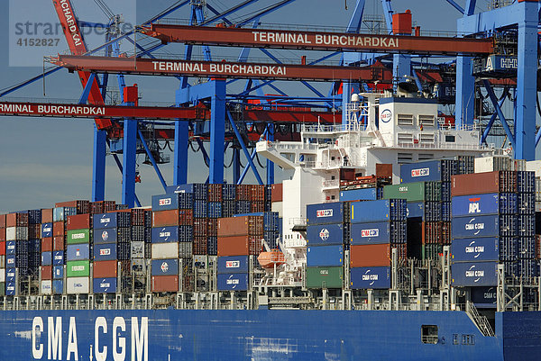 Ein Containerschiff im Hamburger Hafen wird beladen  Containerterminal Burchardkai  Hamburg  Deutschland