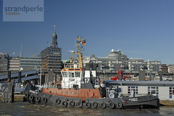 Ein Hafenschlepper liegt an den Landungsbrücken im Hamburger Hafen  Hamburg  Deutschland