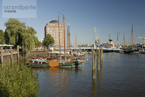 Historische Schiffe liegen im Museumshafen bei Övelgönne  Hamburg  Deutschland