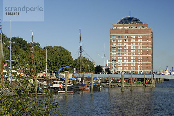 Historische Schiffe liegen im Museumshafen bei Övelgönne  Hamburg  Deutschland