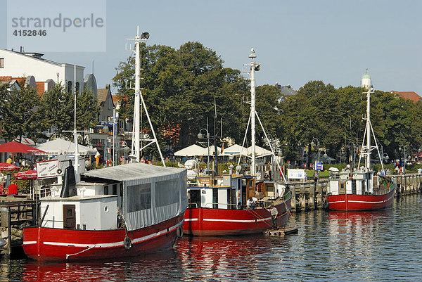 Fischkutter liegen am Alten Strom in Warnemünde  Mecklenburg-Vorpommern  Deutschland