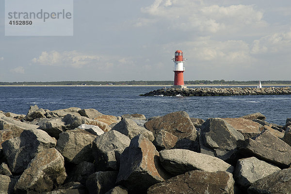 Leuchtturm an der Ostmole der Hafeneinfahrt von Warnemünde  Mecklenburg-Vorpommern  Deutschland