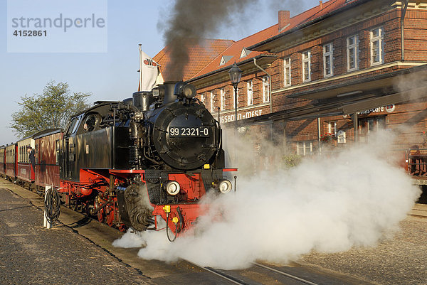 Historische Dampflok der Schmalspurbahn Molli im Bahnhof Kühlungsborn West in Kühlungsborn  Mecklenburg-Vorpommern  Deutschland