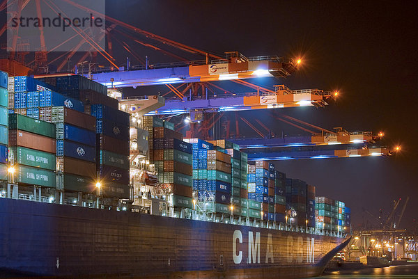 Ein vollbeladenes Containerschiff liegt bei Nacht im Hamburger Hafen  Containerterminal Eurokai  Hamburg  Deutschland