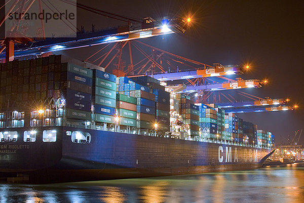 Ein vollbeladenes Containerschiff liegt bei Nacht im Hamburger Hafen  Containerterminal Eurokai  Hamburg  Deutschland