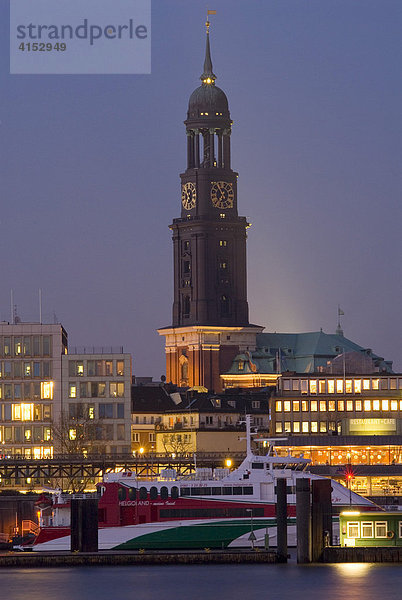 Turm der St. Michaeliskirche  auch Michel genannt  am Abend  Hamburg  Deutschland