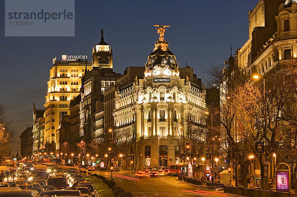 Calle Alcala und Metropolisgebäude am Abend  Madrid  Spainen