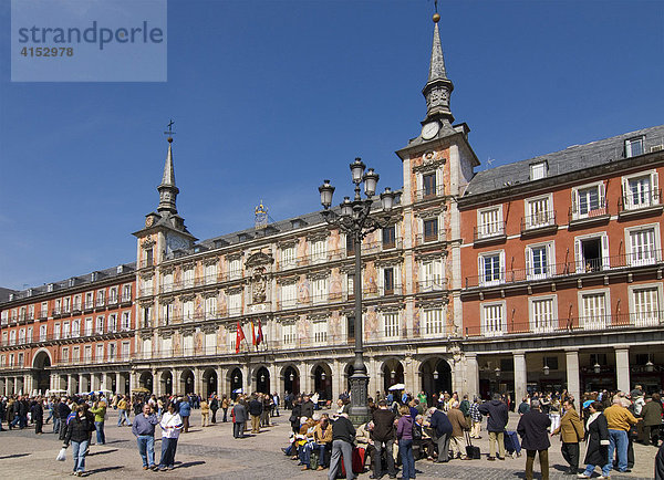 Touristen bevölkern die Plaza Major vor dem Gebäude Casa de la Panaderia  Plaza Major  Madrid  Spanien