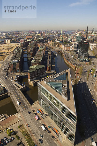 Luftbild  Blick über das Deichtorcenter und die Hamburger Speicherstadt  Hamburg  Deutschland